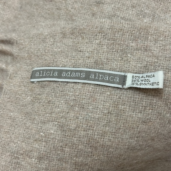 Alicia Adams Alpaca Throw, Tan, mint condition like new - Picture 3 of 4